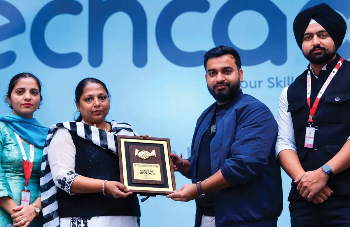 Receiving a Guest of Honour plaque